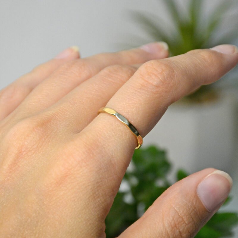 Anillo facetado